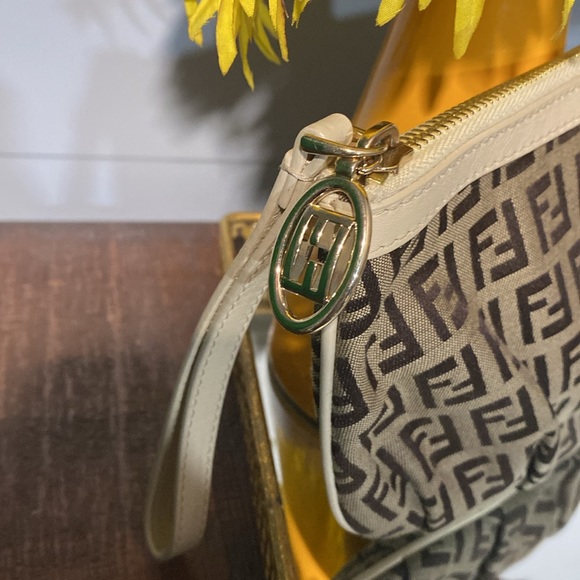 Fendi wristlet - Picture 4 of 11